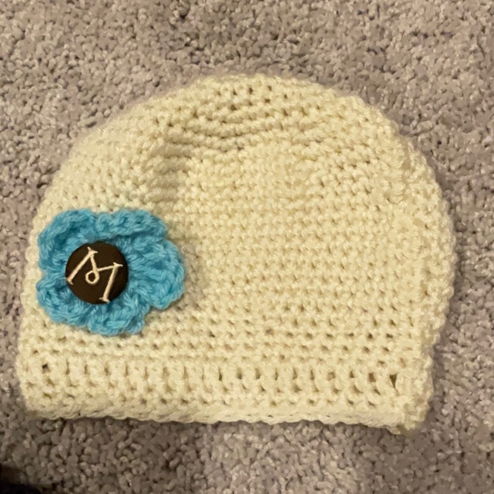 Hand knit hat with interchangeable knit flowers